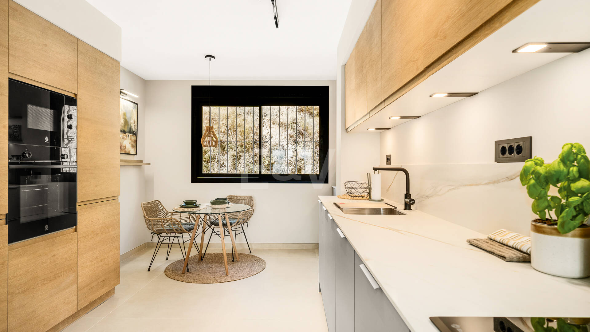 Appartement moderne avec vue sur la montagne et la mer à proximité de Puerto Banus