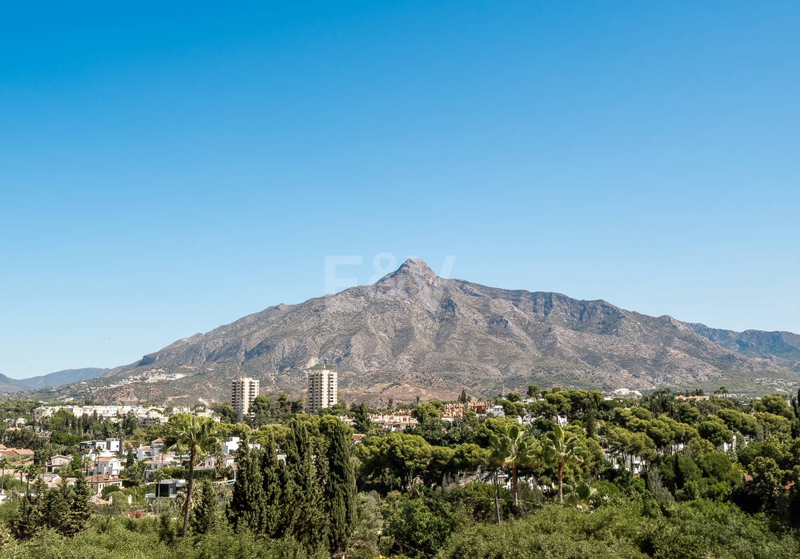 Appartement moderne avec vue sur la montagne et la mer à proximité de Puerto Banus