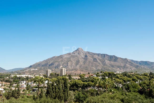 Appartement moderne avec vue sur la montagne et la mer à proximité de Puerto Banus