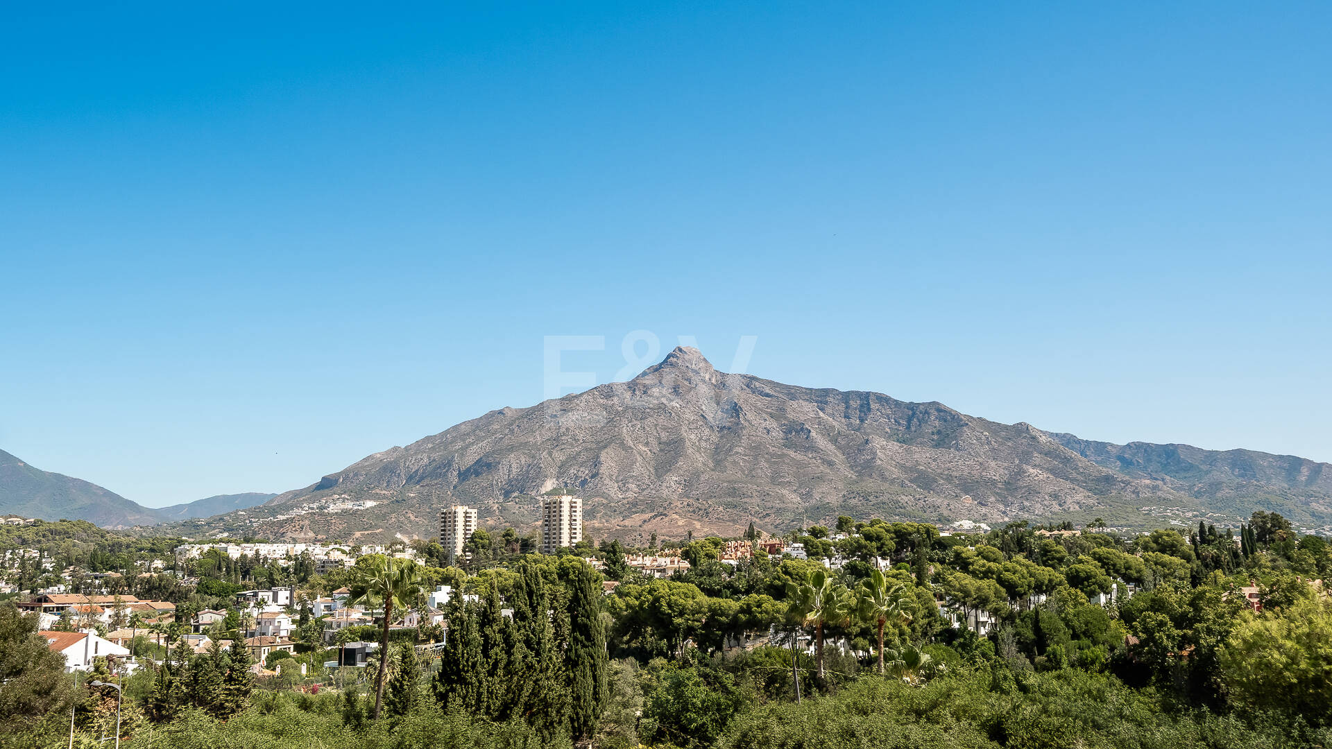 Appartement moderne avec vue sur la montagne et la mer à proximité de Puerto Banus