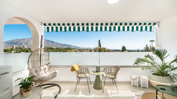 Apartamento moderno con vistas a la montaña y al mar, cerca de Puerto Banús