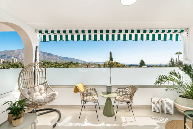 Appartement moderne avec vue sur la montagne et la mer à proximité de Puerto Banus