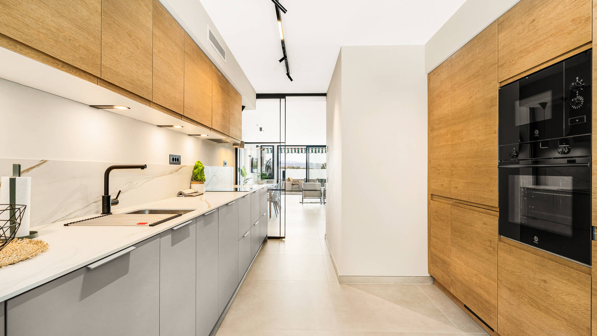 Appartement moderne avec vue sur la montagne et la mer à proximité de Puerto Banus