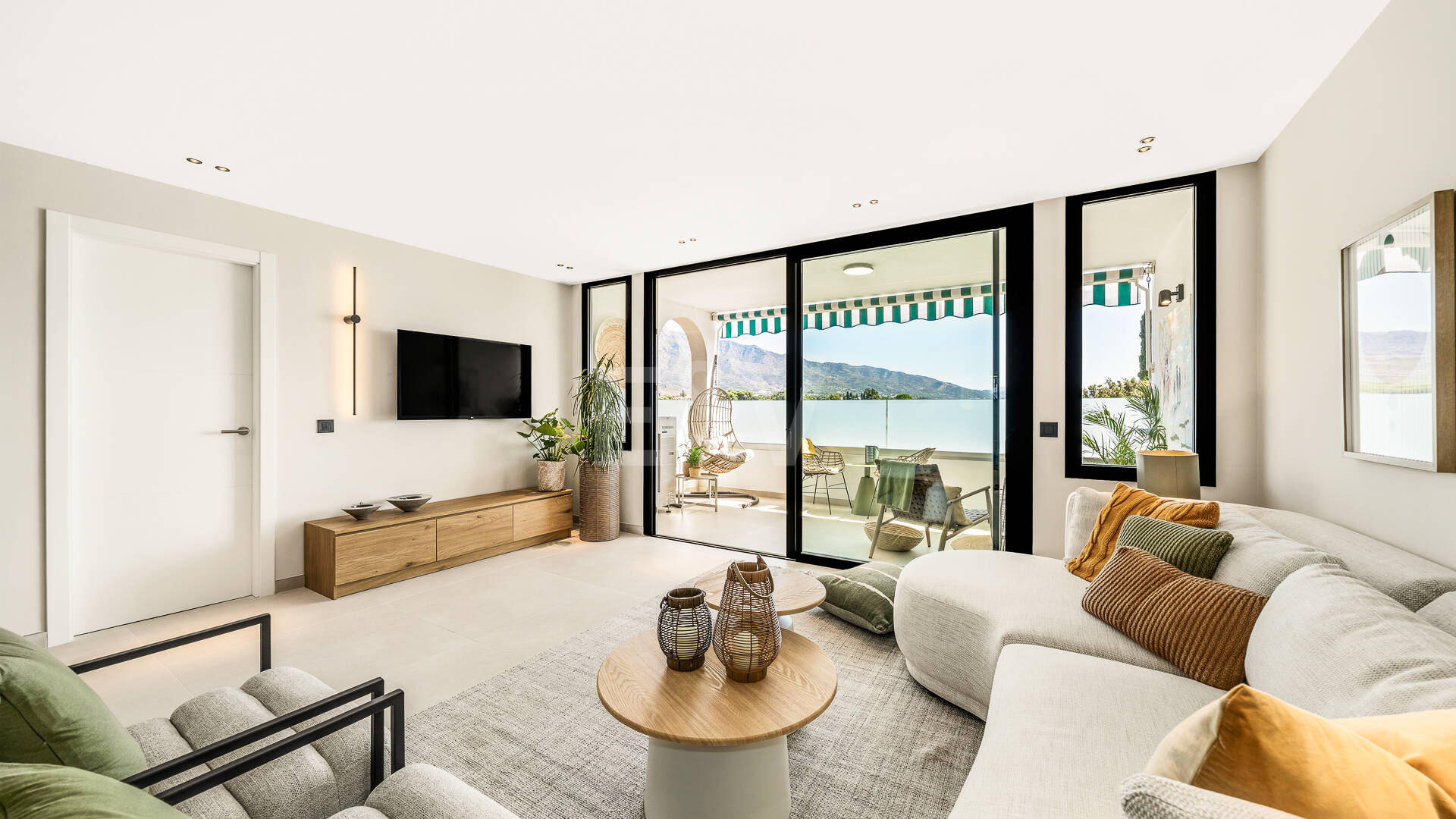 Appartement moderne avec vue sur la montagne et la mer à proximité de Puerto Banus