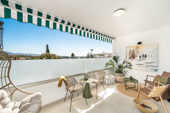 Appartement moderne avec vue sur la montagne et la mer à proximité de Puerto Banus