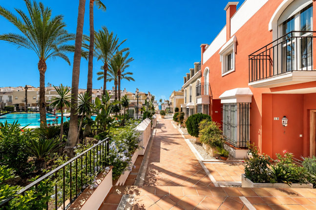 Adosado en conjunto de primera línea de mar, Bahía de Marbella