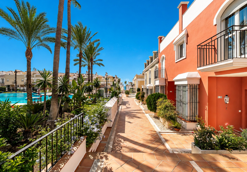 Adosado en conjunto de primera línea de mar, Bahía de Marbella