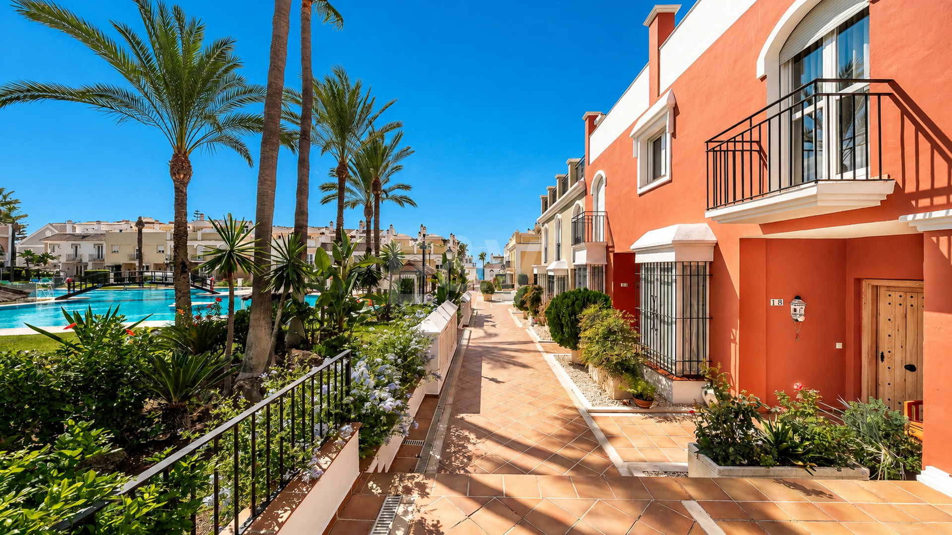 Adosado en conjunto de primera línea de mar, Bahía de Marbella
