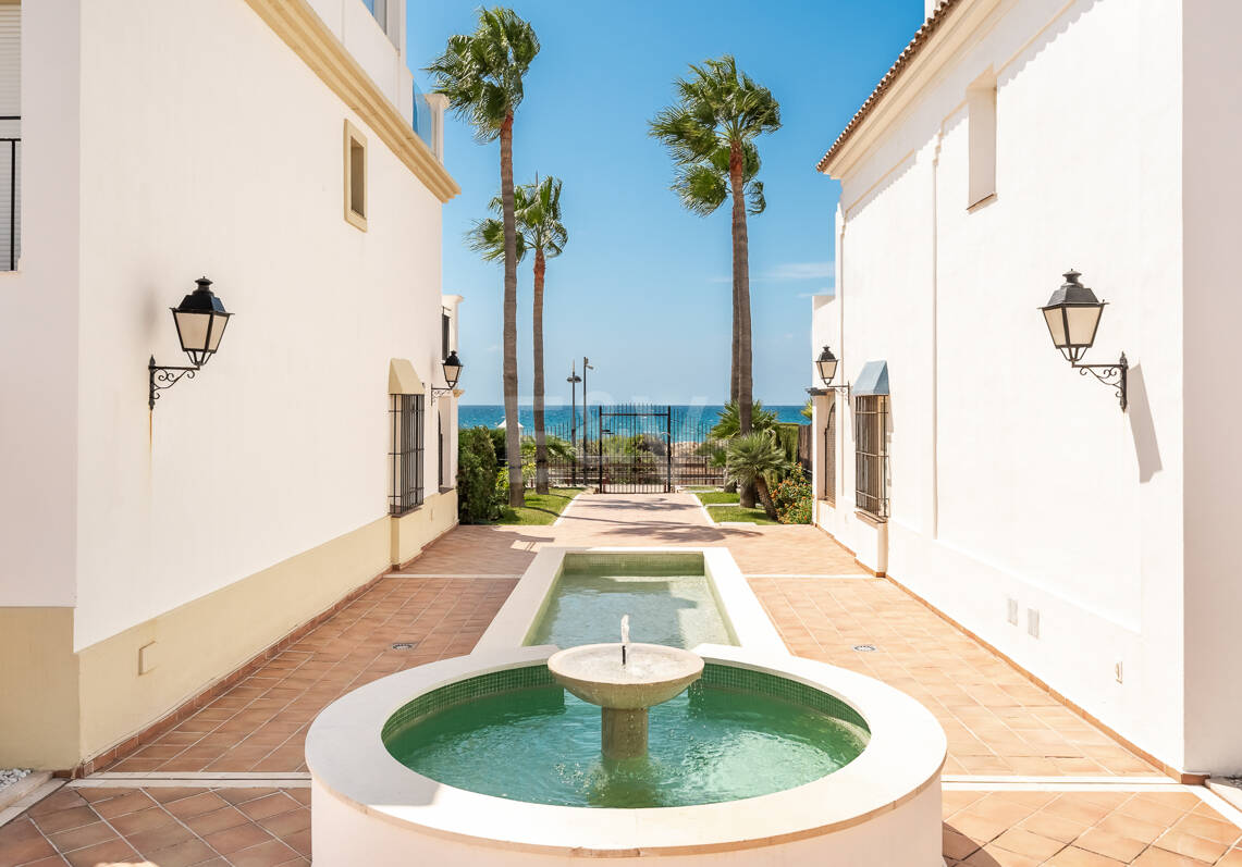 Adosado en conjunto de primera línea de mar, Bahía de Marbella