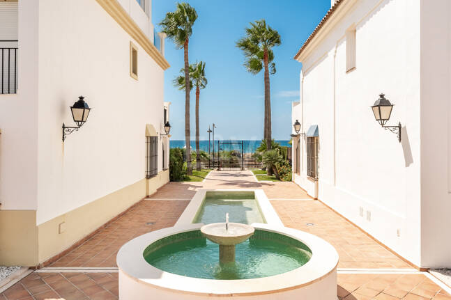 Adosado en conjunto de primera línea de mar, Bahía de Marbella