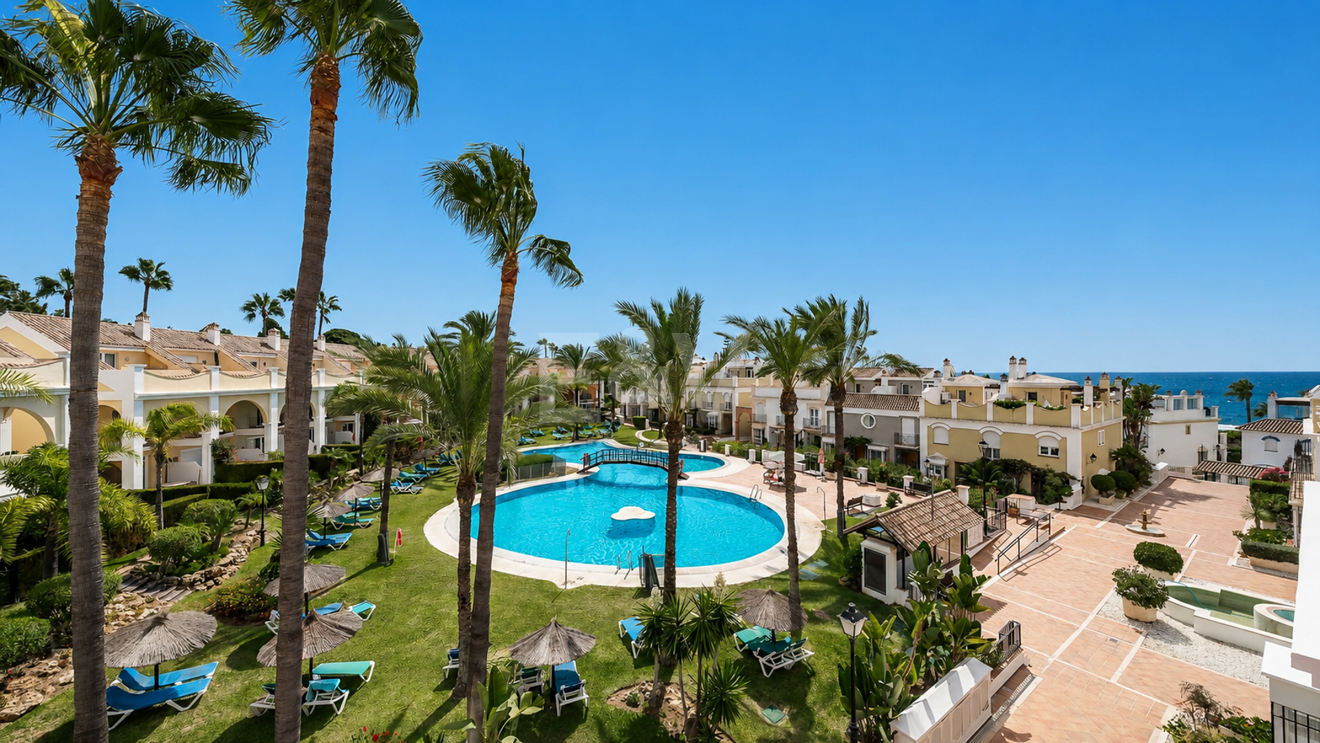 Adosado en conjunto de primera línea de mar, Bahía de Marbella