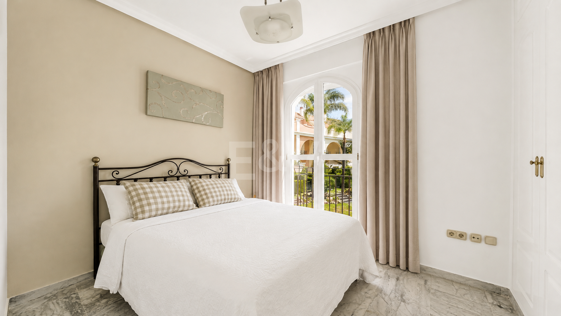 Adosado en conjunto de primera línea de mar, Bahía de Marbella