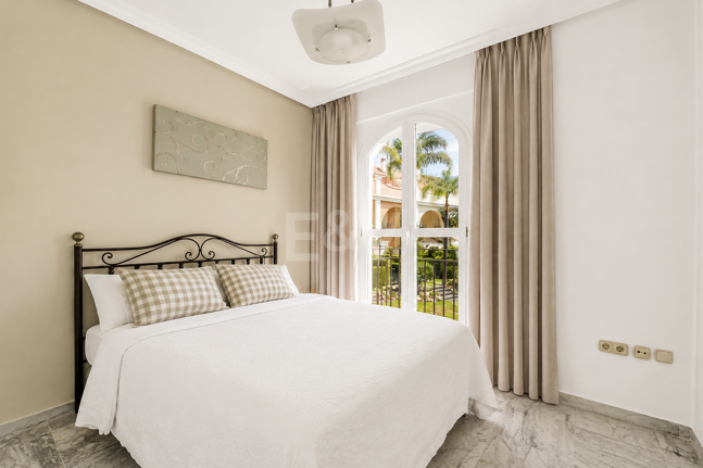 Adosado en conjunto de primera línea de mar, Bahía de Marbella