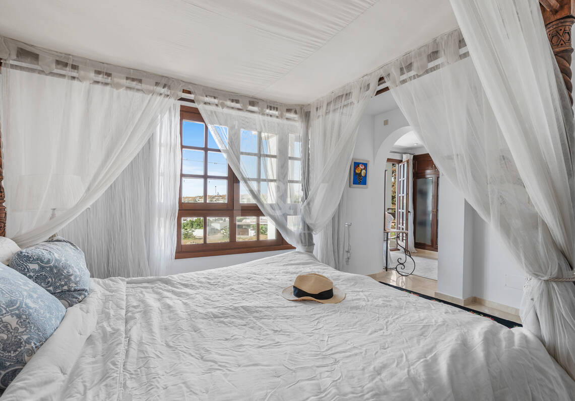 Villa junto a la playa en San Pedro, a poca distancia a pie de servicios, colegios y el mar