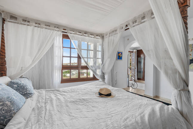 Villa junto a la playa en San Pedro, a poca distancia a pie de servicios, colegios y el mar