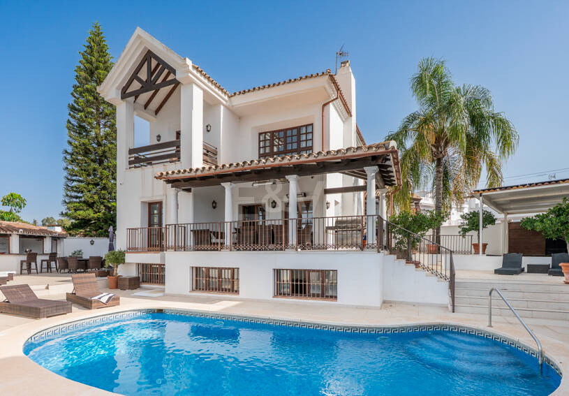 Villa junto a la playa en San Pedro, a poca distancia a pie de servicios, colegios y el mar