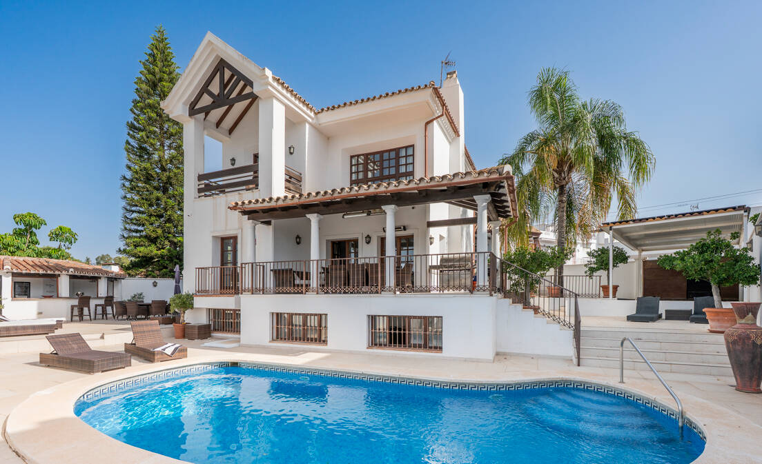 Położony w południowo-po plaży dzielnicy Linda Vista w San Pedro Alcántara, Marbella West, ta prywatna klasyczna willa łączy w sobie...