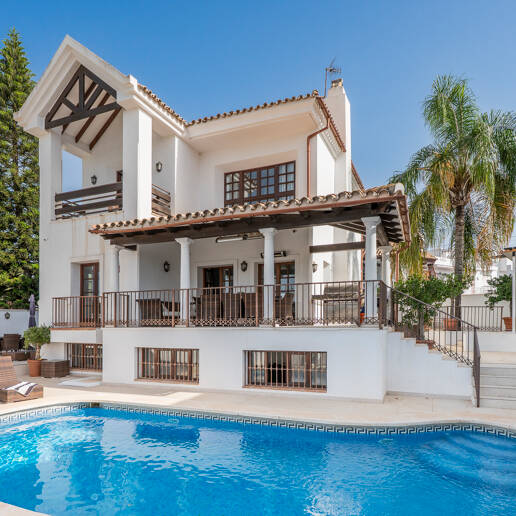 Villa junto a la playa en San Pedro, a poca distancia a pie de servicios, colegios y el mar