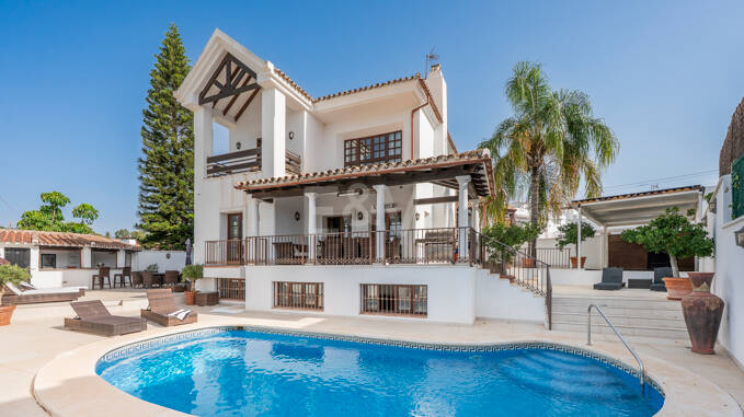 Villa junto a la playa en San Pedro, a poca distancia a pie de servicios, colegios y el mar