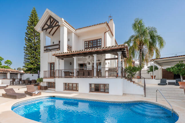 Villa junto a la playa en San Pedro, a poca distancia a pie de servicios, colegios y el mar