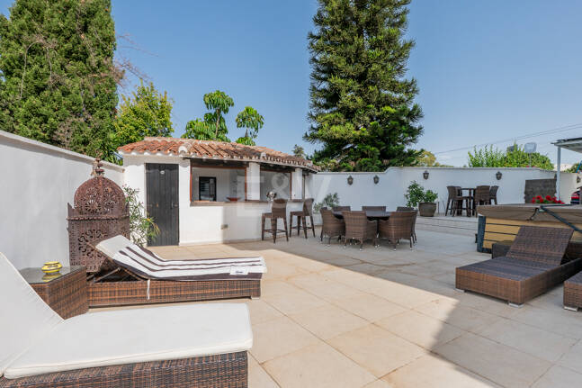 Villa junto a la playa en San Pedro, a poca distancia a pie de servicios, colegios y el mar