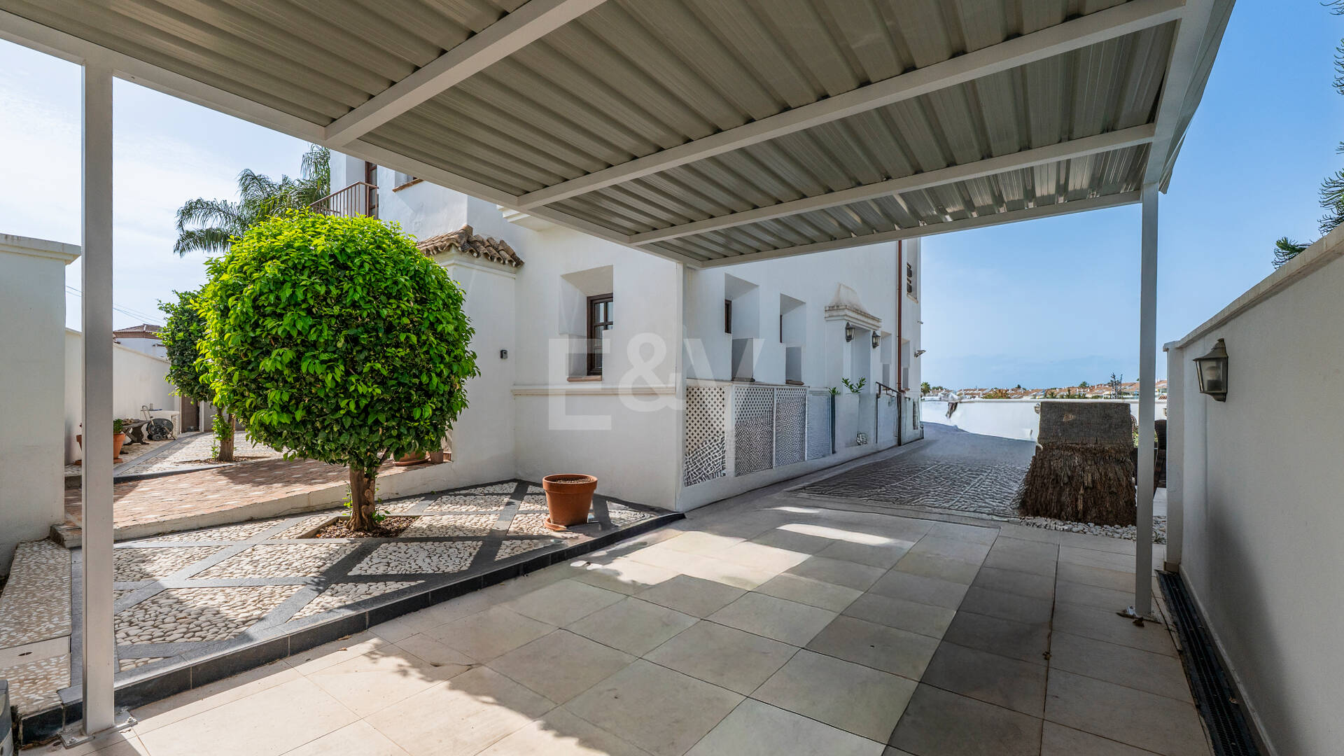 Villa junto a la playa en San Pedro, a poca distancia a pie de servicios, colegios y el mar