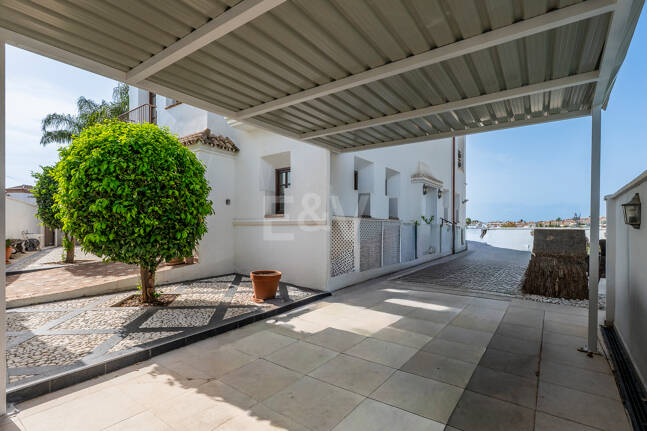 Villa junto a la playa en San Pedro, a poca distancia a pie de servicios, colegios y el mar