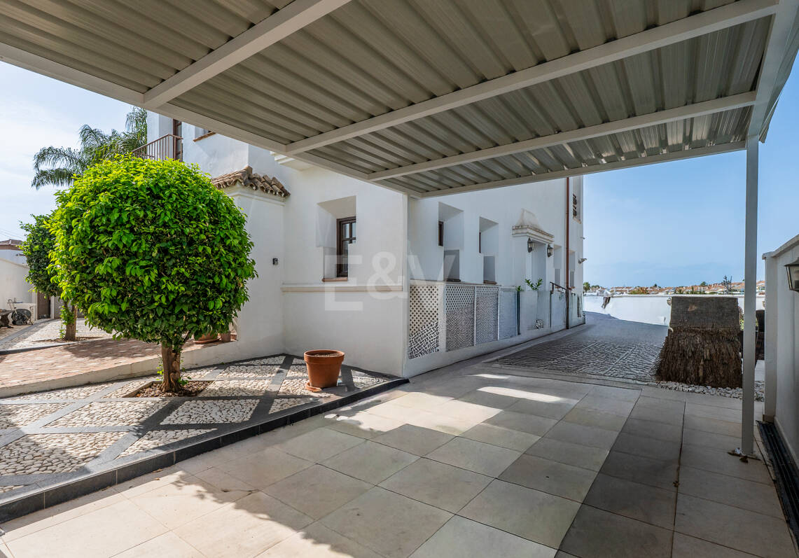 Villa junto a la playa en San Pedro, a poca distancia a pie de servicios, colegios y el mar