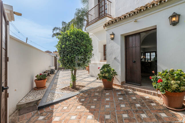Villa junto a la playa en San Pedro, a poca distancia a pie de servicios, colegios y el mar