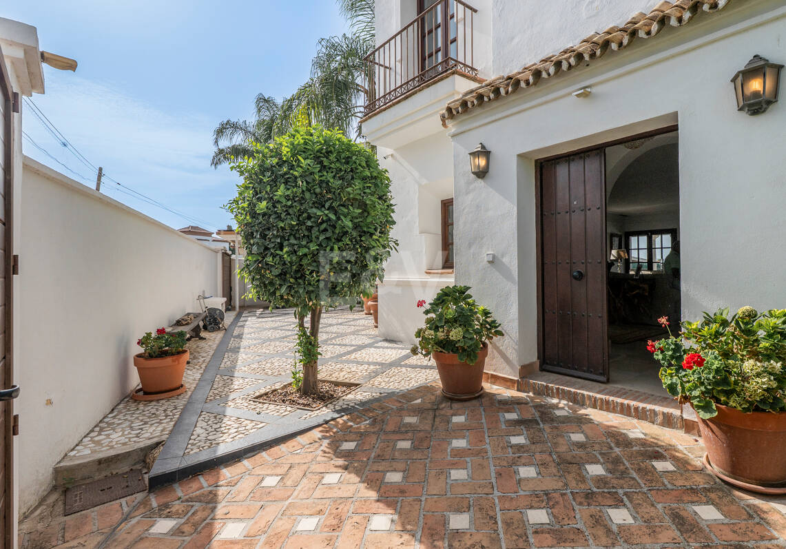 Villa junto a la playa en San Pedro, a poca distancia a pie de servicios, colegios y el mar