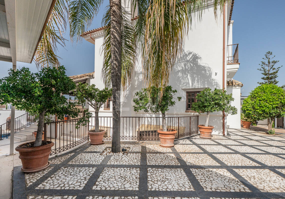 Villa junto a la playa en San Pedro, a poca distancia a pie de servicios, colegios y el mar