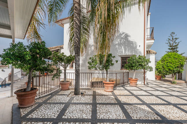 Villa junto a la playa en San Pedro, a poca distancia a pie de servicios, colegios y el mar