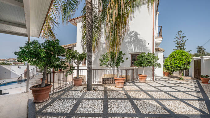 Villa junto a la playa en San Pedro, a poca distancia a pie de servicios, colegios y el mar