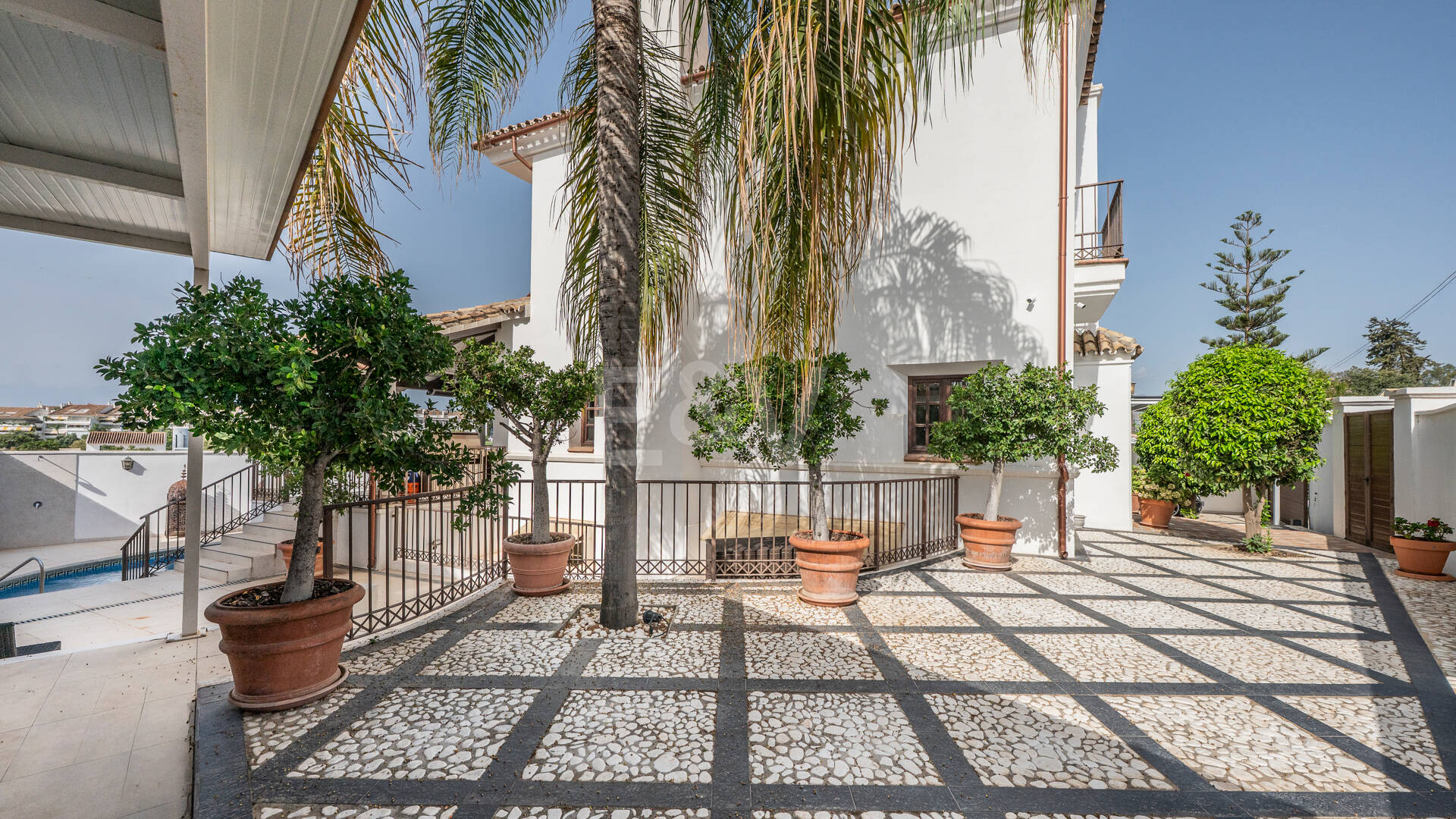 Villa junto a la playa en San Pedro, a poca distancia a pie de servicios, colegios y el mar
