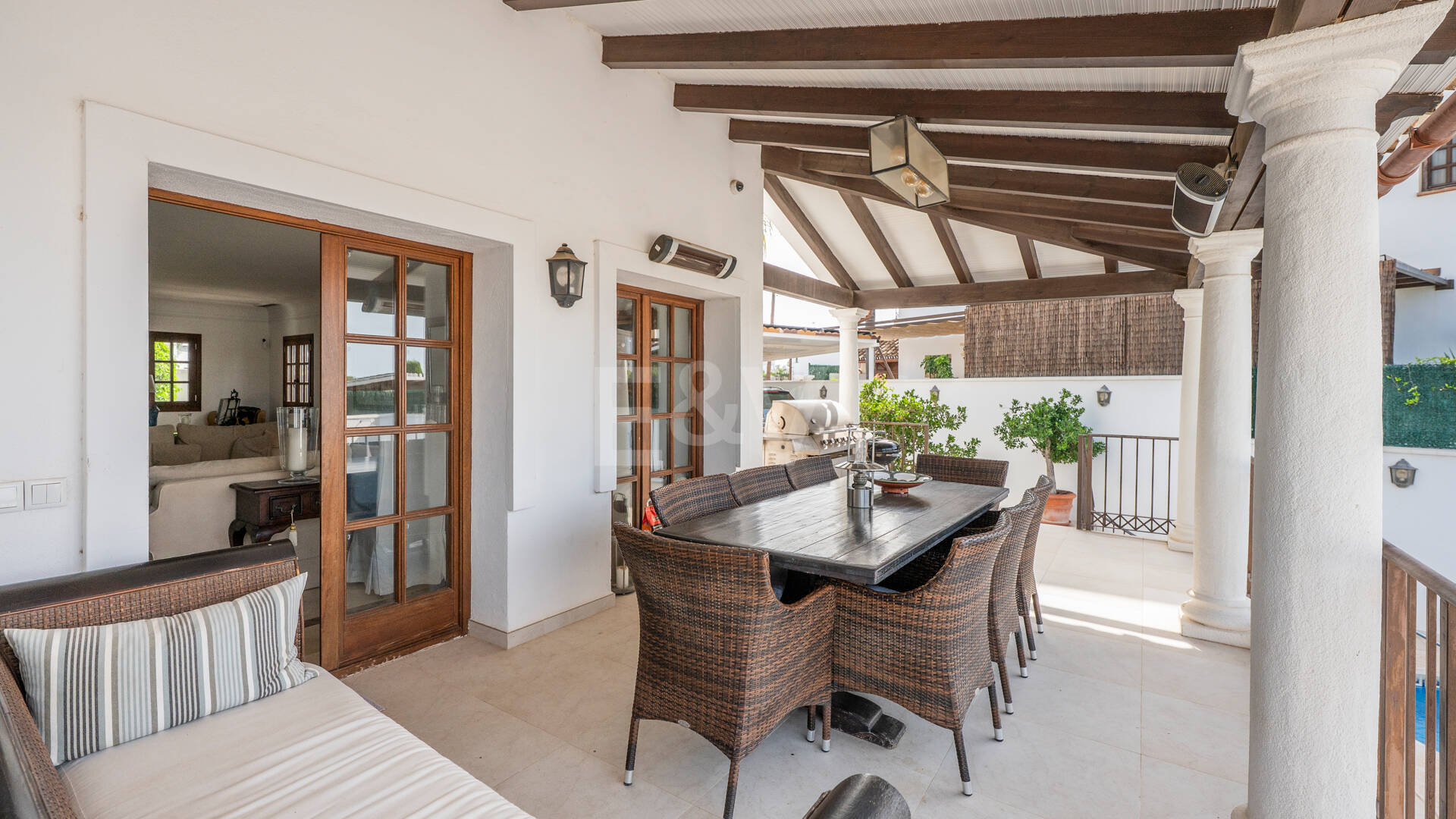 Villa junto a la playa en San Pedro, a poca distancia a pie de servicios, colegios y el mar