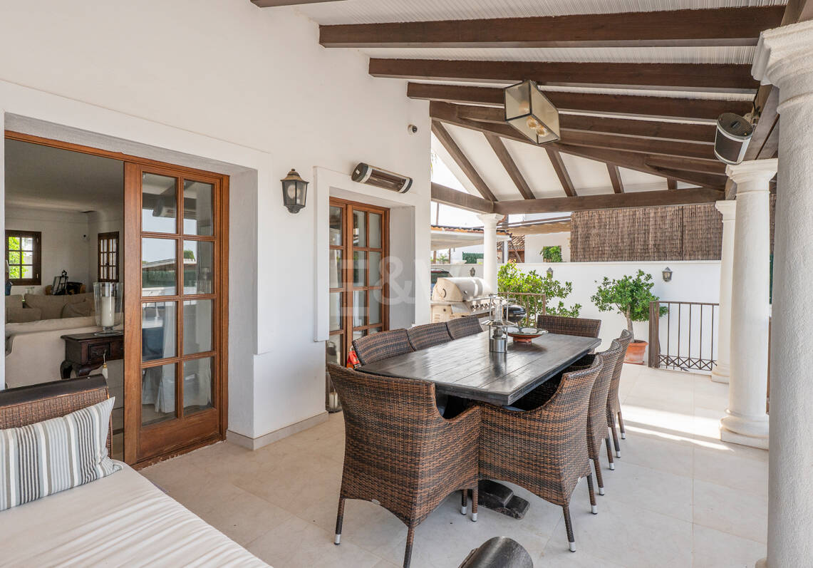 Villa junto a la playa en San Pedro, a poca distancia a pie de servicios, colegios y el mar