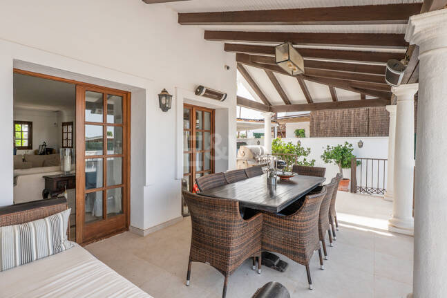 Villa junto a la playa en San Pedro, a poca distancia a pie de servicios, colegios y el mar
