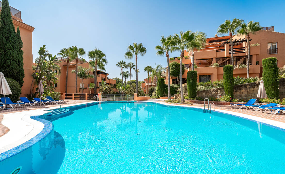 Este elegante ático dúplex se encuentra en la prestigiosa urbanización cerrada Lagos de Sierra Blanca y ofrece amplios espacios habitables,...