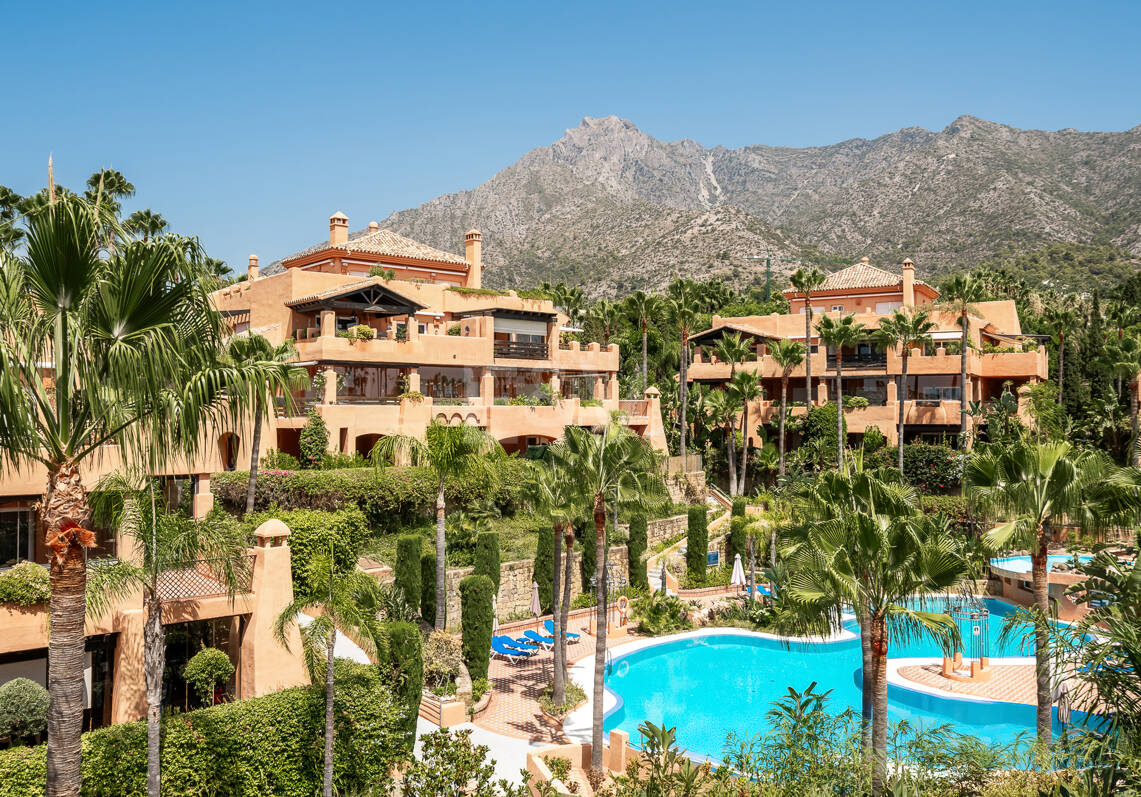 Elegante ático duplex de tres dormitorios en Lagos de Sierra Blanca