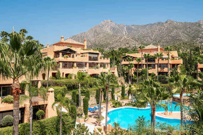 Elegante ático duplex de tres dormitorios en Lagos de Sierra Blanca