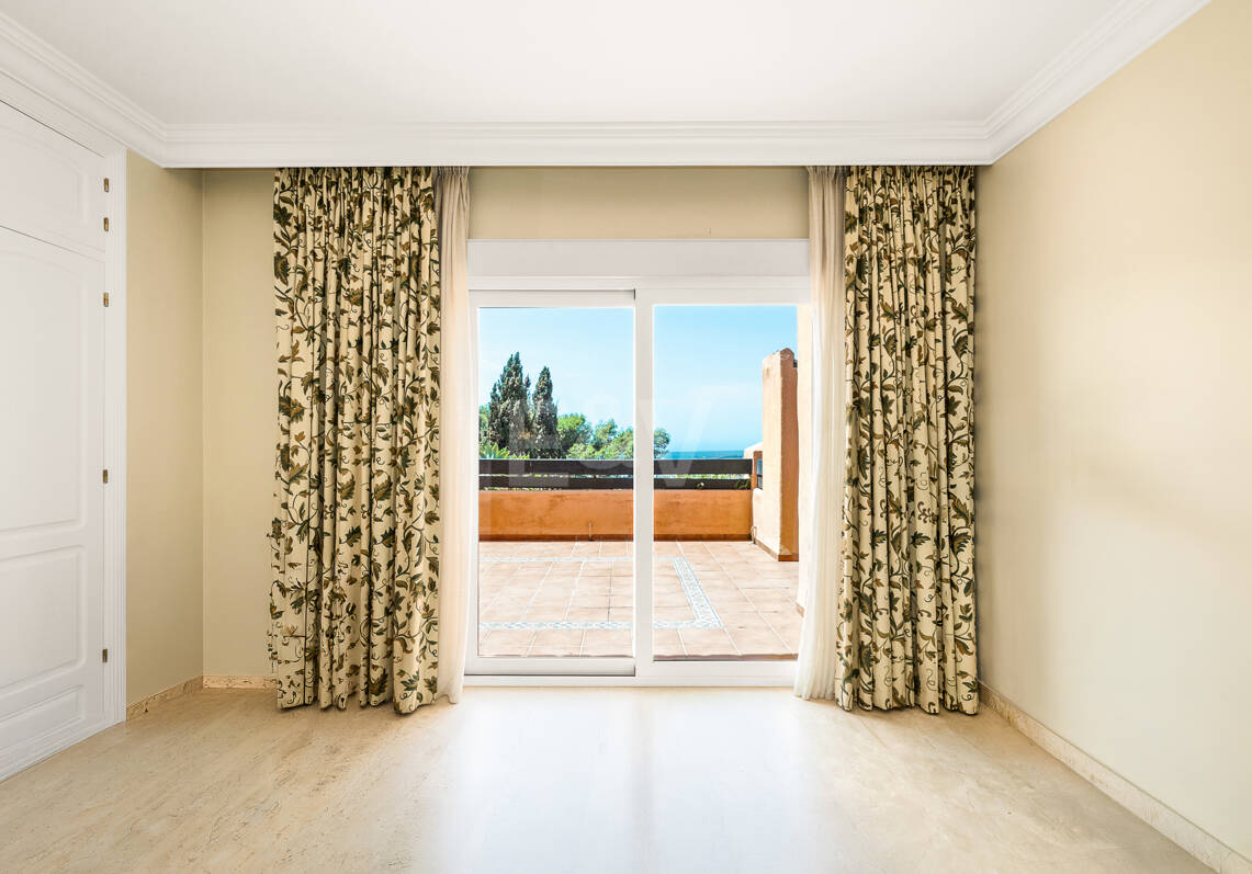 Elegante ático duplex de tres dormitorios en Lagos de Sierra Blanca