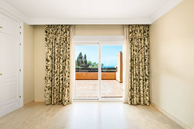 Elegante ático duplex de tres dormitorios en Lagos de Sierra Blanca