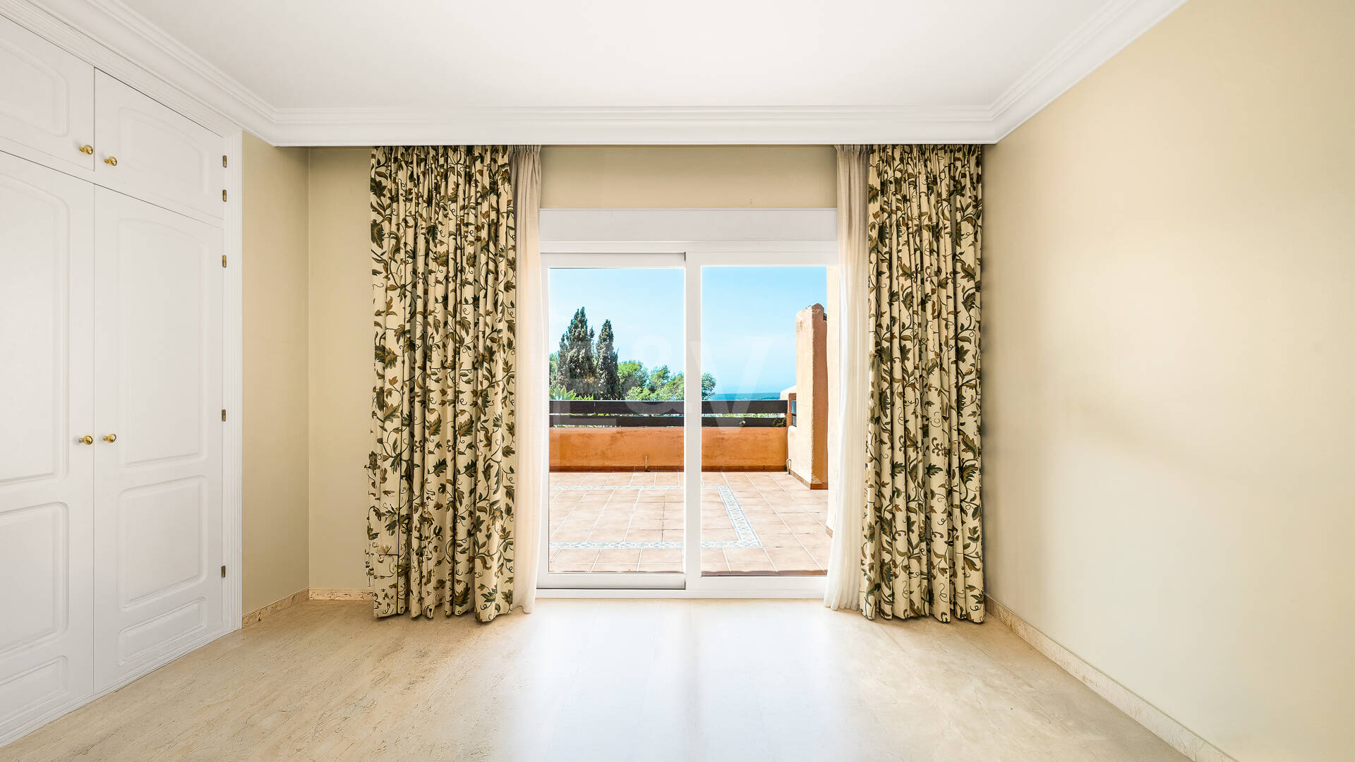Elegante ático duplex de tres dormitorios en Lagos de Sierra Blanca