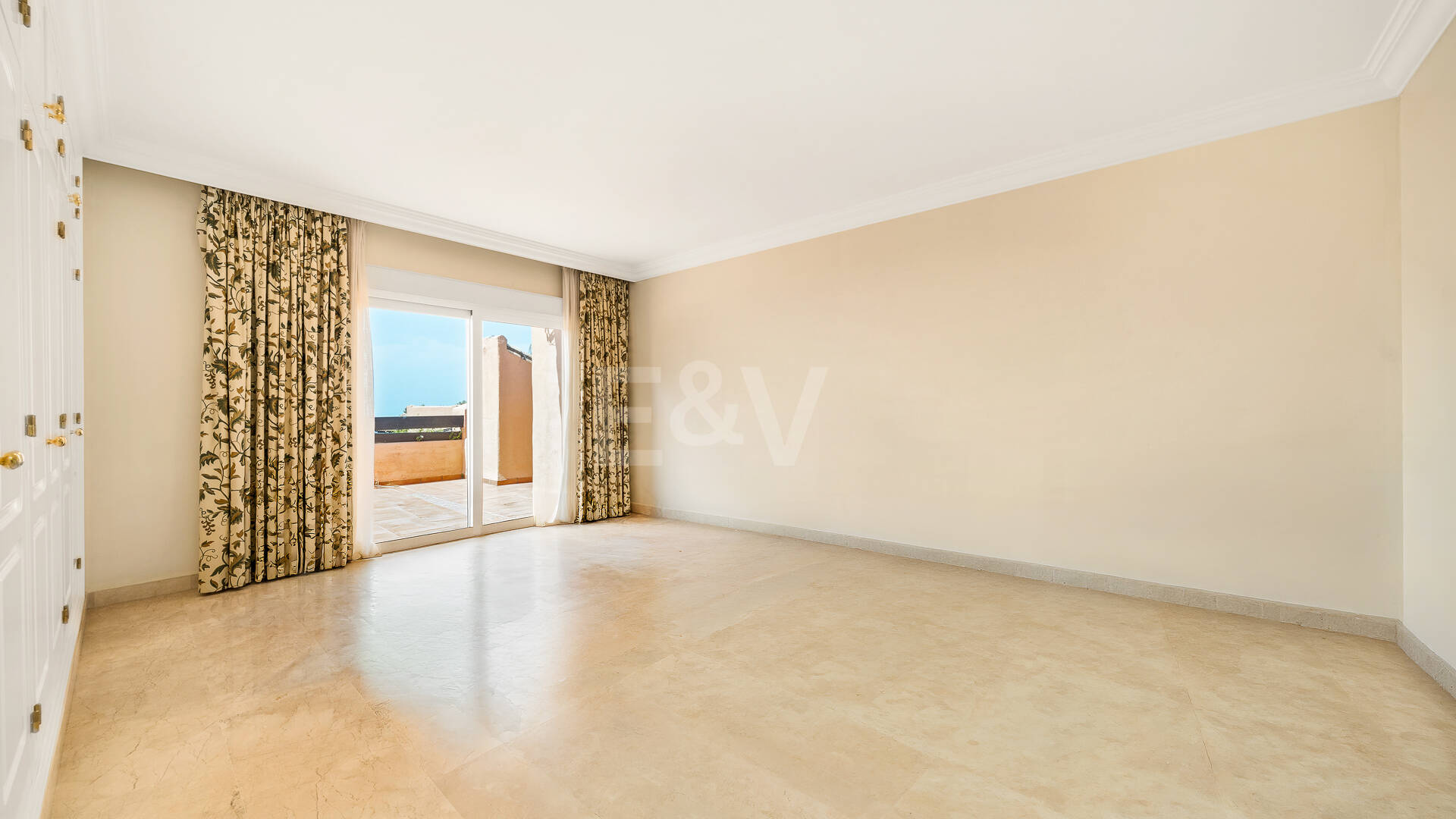 Elegante ático duplex de tres dormitorios en Lagos de Sierra Blanca