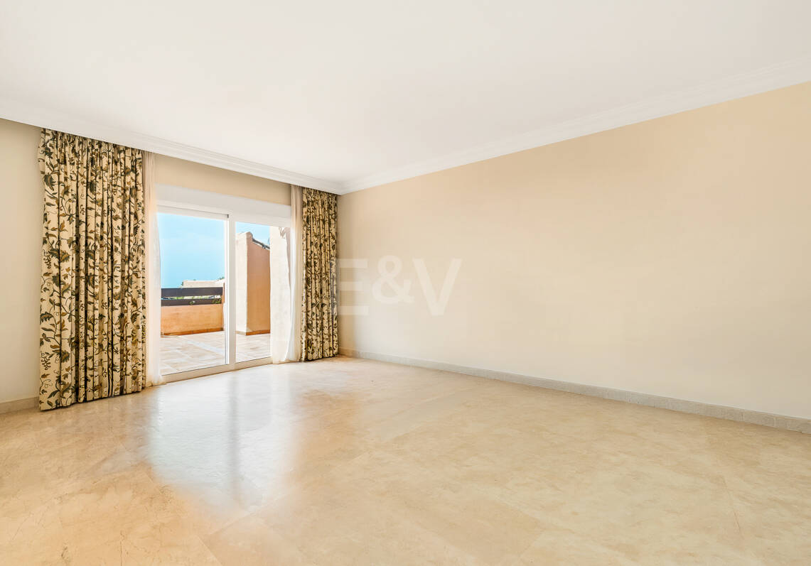 Elegante ático duplex de tres dormitorios en Lagos de Sierra Blanca