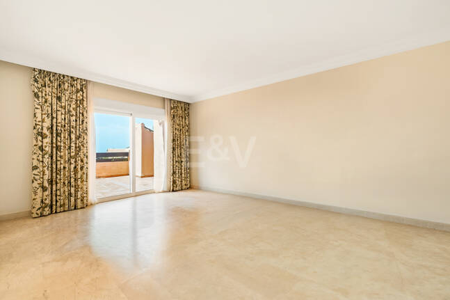 Elegante ático duplex de tres dormitorios en Lagos de Sierra Blanca