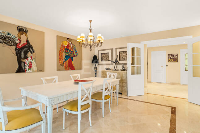 Elegante ático duplex de tres dormitorios en Lagos de Sierra Blanca