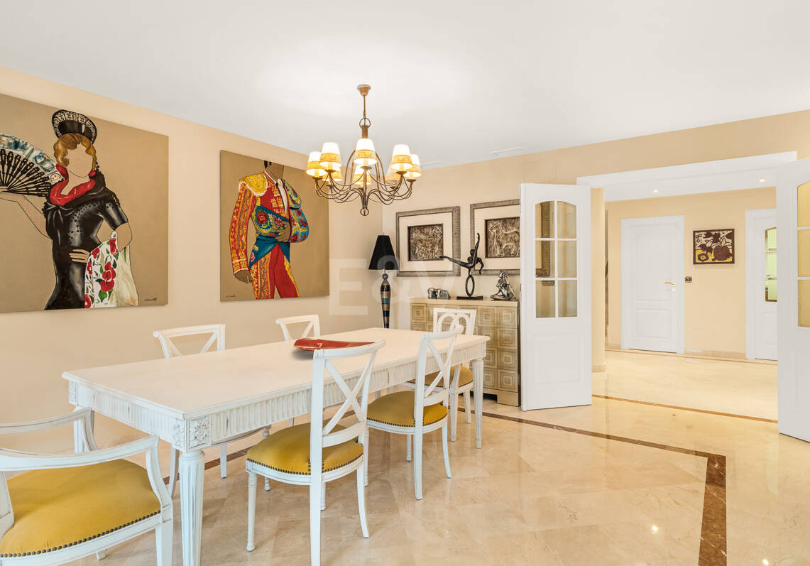 Elegante ático duplex de tres dormitorios en Lagos de Sierra Blanca
