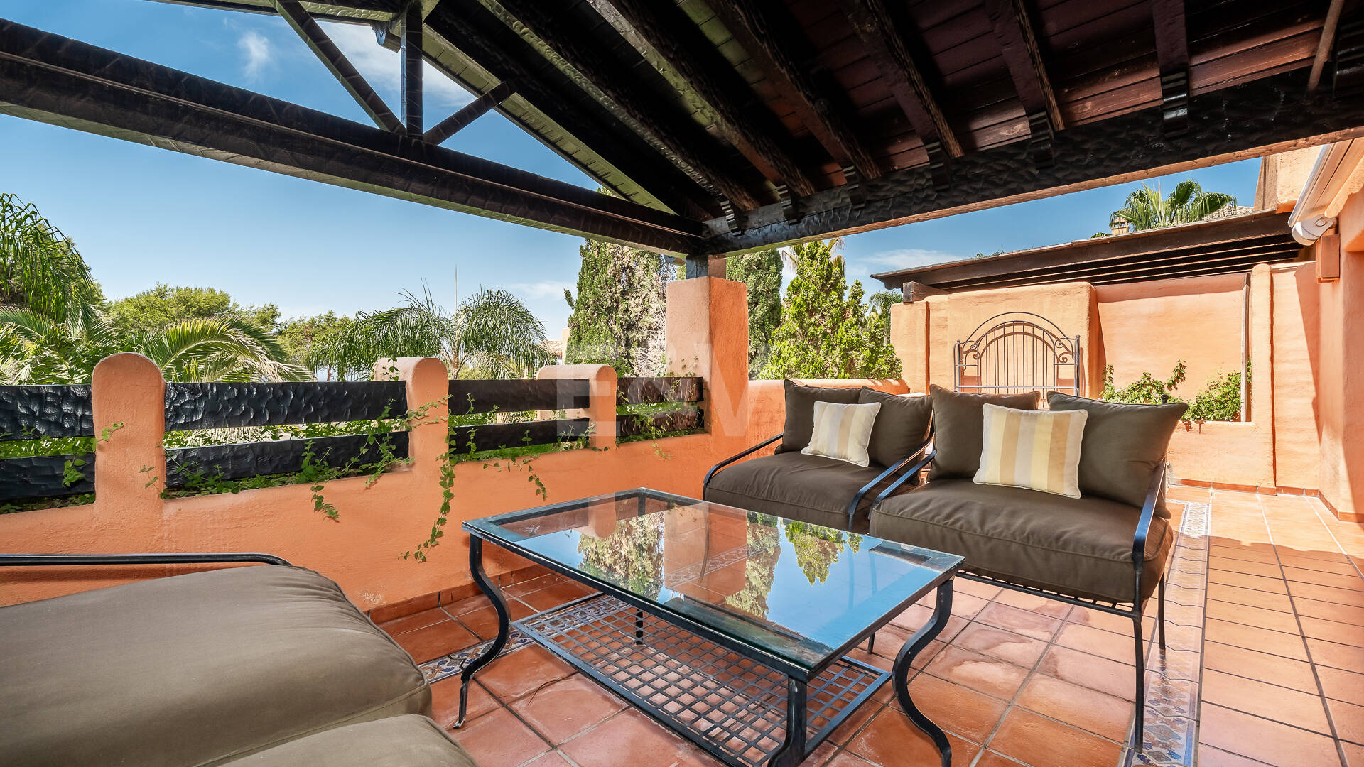 Elegante ático duplex de tres dormitorios en Lagos de Sierra Blanca