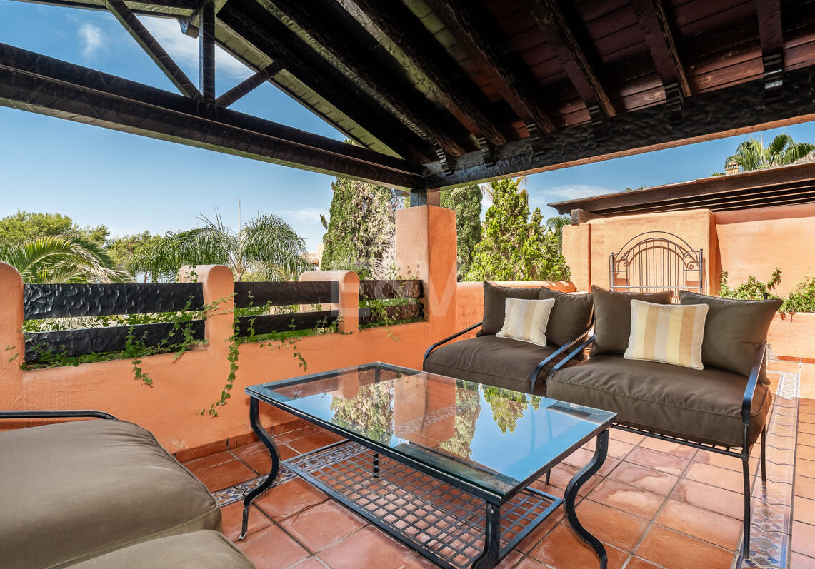 Elegante ático duplex de tres dormitorios en Lagos de Sierra Blanca